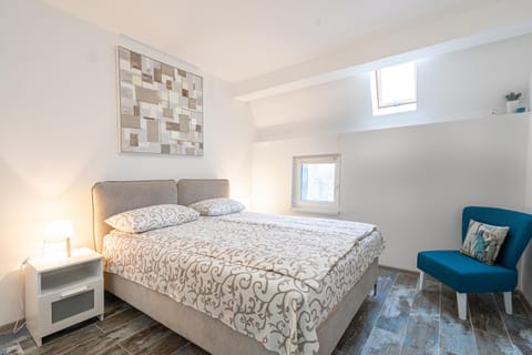 Bed, Photo of the whole room, Seating area, Bedroom