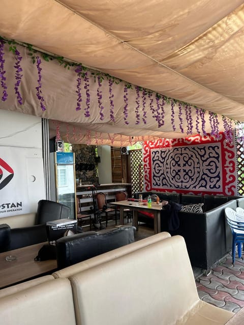 Restaurant/places to eat, Living room, Banquet/Function facilities, Seating area