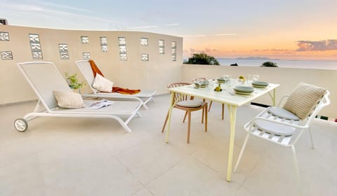 View (from property/room), Balcony/Terrace, Seating area, Sea view, sunbed