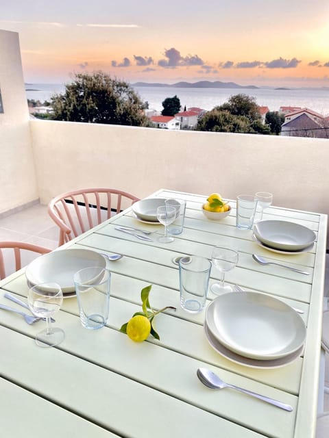 View (from property/room), Balcony/Terrace, Dining area, Sea view