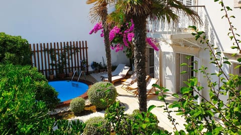 Property building, Day, Garden, Garden, Balcony/Terrace, Balcony/Terrace, Seating area, Garden view, Pool view, Swimming pool, Swimming pool