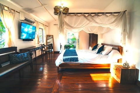 Bed, TV and multimedia, Photo of the whole room