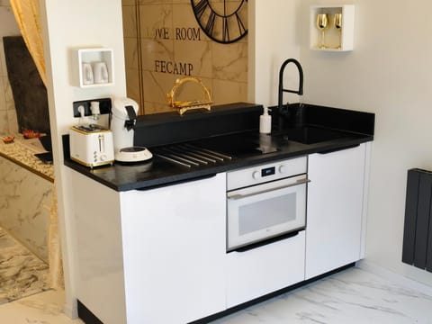 Coffee/tea facilities, heating, microwave, oven, kitchen