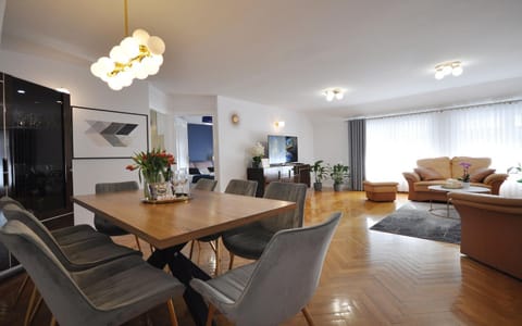 TV and multimedia, Living room, Seating area, Dining area