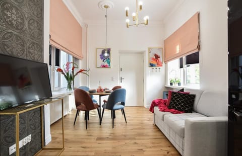 Bed, TV and multimedia, Living room, Seating area, Dining area