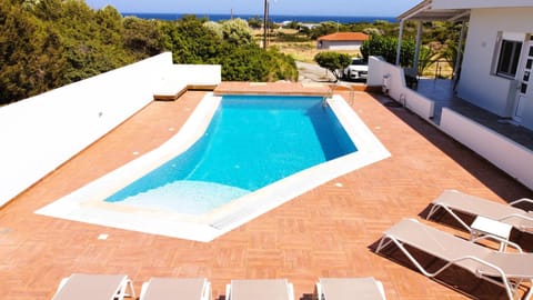 Property building, View (from property/room), View (from property/room), Pool view, Pool view, Sea view, Street view, Swimming pool, Location
