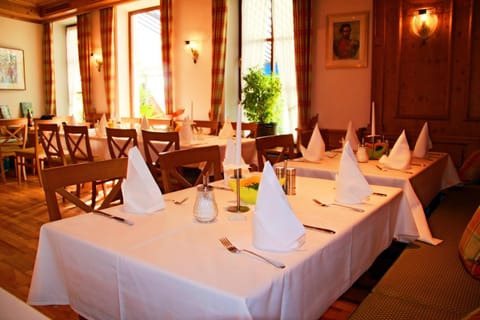 Restaurant/places to eat, Banquet/Function facilities