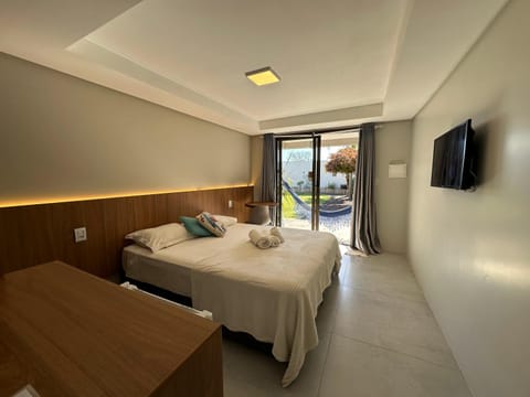 Bed, TV and multimedia, Photo of the whole room, Bedroom, towels
