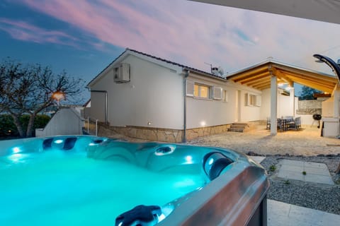 Garden, Hot Tub