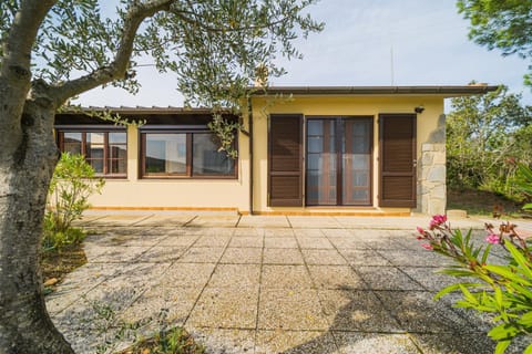 Property building, Patio, Facade/entrance