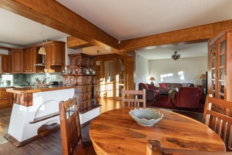 Kitchen or kitchenette, Living room, Seating area, Dining area