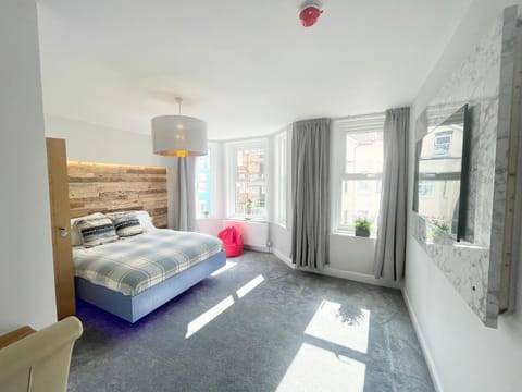 Cloud9 Guest House - by Coastline Retreats - Newly Renovated, Beautiful Ensuite Rooms Near Seafront in Town Centre, Netflix, SuperFast WiFi, Communal Kitchen Bed and Breakfast in Bournemouth