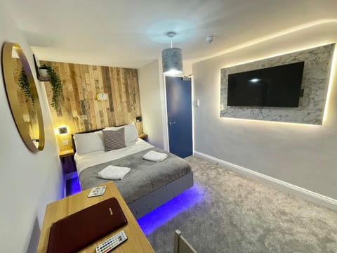 Cloud9 Guest House - by Coastline Retreats - Newly Renovated, Beautiful Ensuite Rooms Near Seafront in Town Centre, Netflix, SuperFast WiFi, Communal Kitchen Bed and Breakfast in Bournemouth