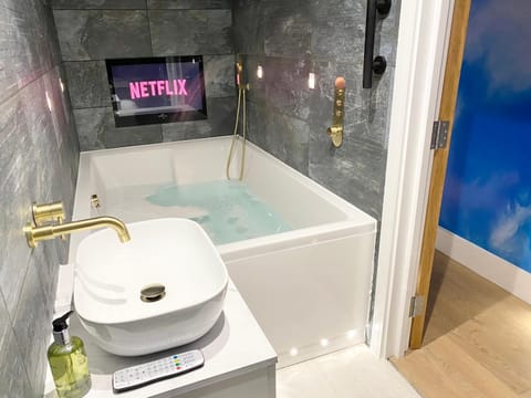 Cloud9 Guest House - by Coastline Retreats - Newly Renovated, Beautiful Ensuite Rooms Near Seafront in Town Centre, Netflix, SuperFast WiFi, Communal Kitchen Bed and Breakfast in Bournemouth
