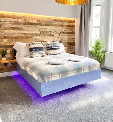 Cloud9 Guest House - by Coastline Retreats - Newly Renovated, Beautiful Ensuite Rooms Near Seafront in Town Centre, Netflix, SuperFast WiFi, Communal Kitchen Bed and Breakfast in Bournemouth