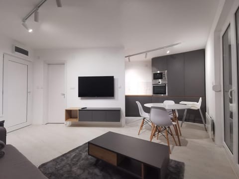 TV and multimedia, Kitchen or kitchenette, Living room, Seating area, Dining area