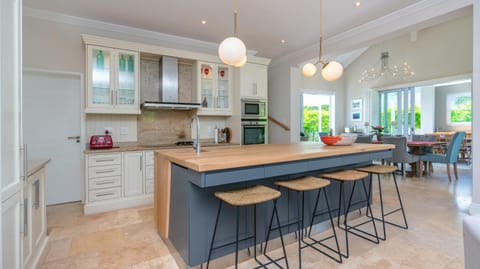 Restaurant/places to eat, Kitchen or kitchenette