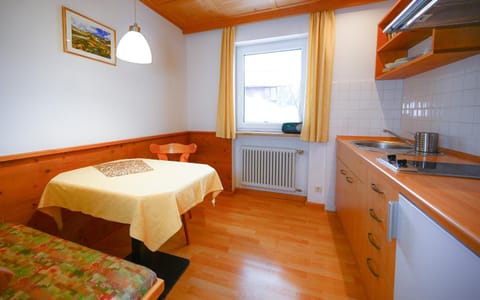 Kitchen or kitchenette, Photo of the whole room, Dining area