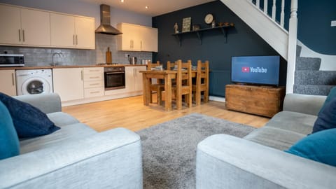 Kitchen or kitchenette, Living room, Seating area, Dining area