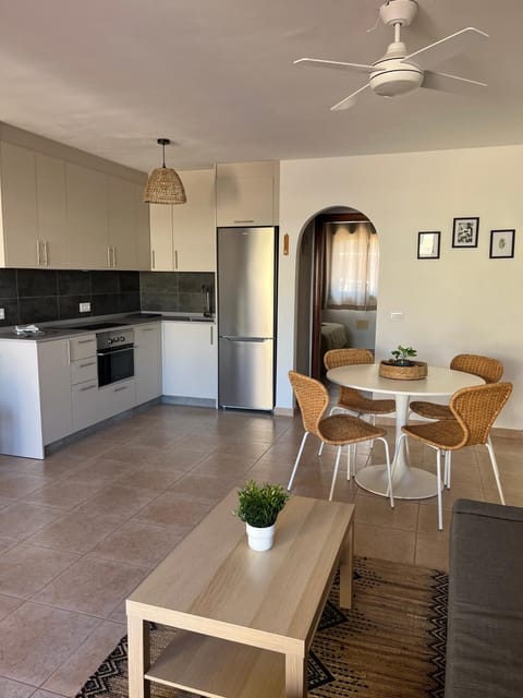 Property building, Kitchen or kitchenette, Living room, Seating area, Dining area, dishwasher, fireplace, minibar, pet friendly, stove