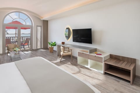 Bed, TV and multimedia, View (from property/room), Living room, Photo of the whole room, Seating area, Bedroom