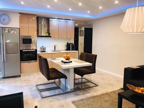 Kitchen or kitchenette, Living room, Dining area