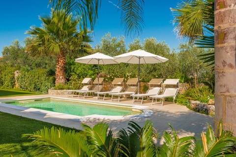 Swimming pool, sunbed