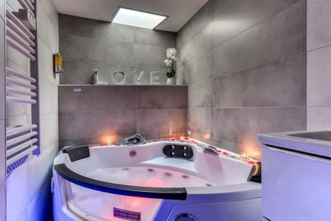 Hot Tub, Bathroom