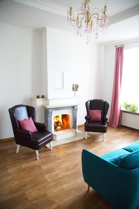 Communal lounge/ TV room, Living room, Seating area