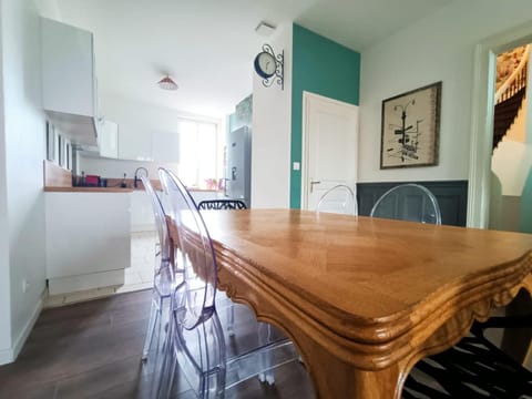 Kitchen or kitchenette, Living room, Seating area, Dining area, minibar, pet friendly, stove