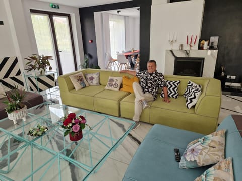 TV and multimedia, Living room, Seating area