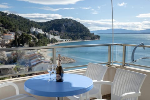 Property building, Balcony/Terrace, Alcoholic drinks, Inner courtyard view