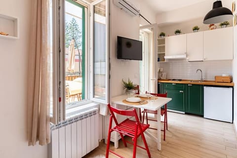 TV and multimedia, Kitchen or kitchenette, Living room, Seating area, Dining area, oven, pet friendly, stove