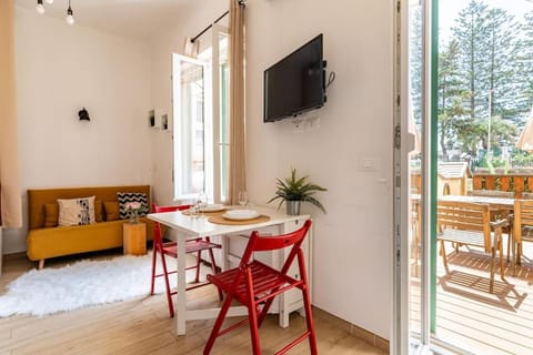 Patio, Day, TV and multimedia, View (from property/room), Balcony/Terrace, Living room, Seating area, Dining area, Evening entertainment