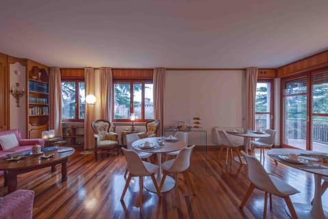 Restaurant/places to eat, Living room, Lounge or bar, Seating area