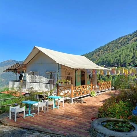 Property building, Restaurant/places to eat, Natural landscape, Dining area, sunbed