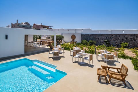 Property building, Patio, Day, Seating area, Pool view, Swimming pool, sunbed