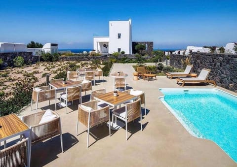 Property building, Patio, Restaurant/places to eat, Day, Seating area, Pool view, Swimming pool, sunbed