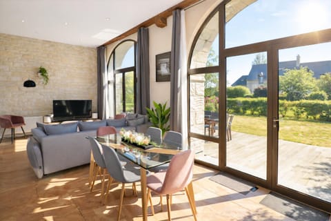 Communal lounge/ TV room, Day, TV and multimedia, View (from property/room), Living room, Seating area, Dining area, Garden view