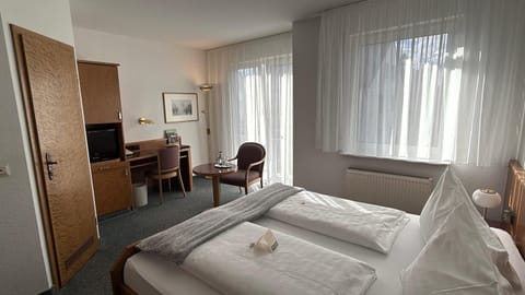 Bed, Photo of the whole room, Seating area, Bedroom