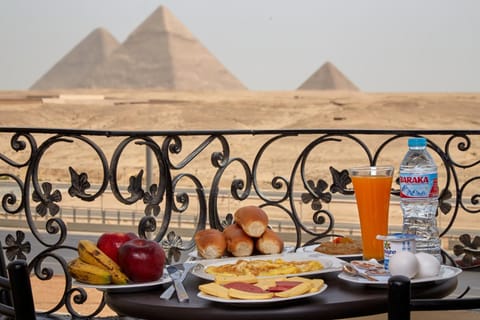 Restaurant/places to eat, Balcony/Terrace, Food and drinks, Dining area, Street view, Breakfast, Continental breakfast