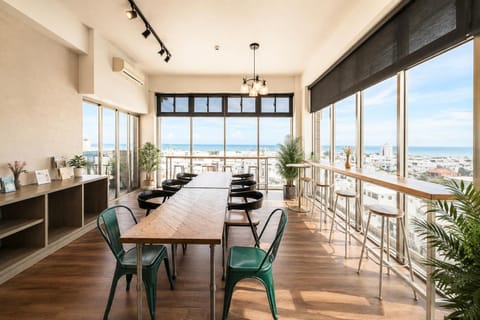 Restaurant/places to eat, View (from property/room), Living room, On site, River view, Street view