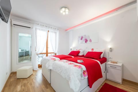 Bed, TV and multimedia, Photo of the whole room, Bedroom, towels