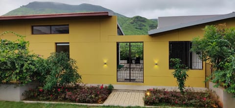 Property building, Facade/entrance, Garden, Garden view, Mountain view, Street view