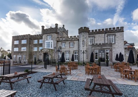 Property building, Patio, Facade/entrance, Balcony/Terrace