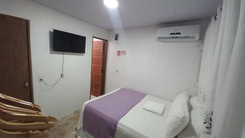 Bed, TV and multimedia, Photo of the whole room, Bedroom, towels, air conditioner