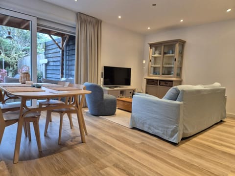 Communal lounge/ TV room, Living room, Dining area