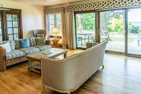 Casual Lake Living House in Chikaming Township