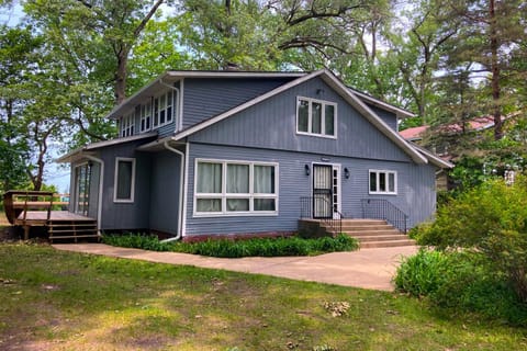 Casual Lake Living House in Chikaming Township