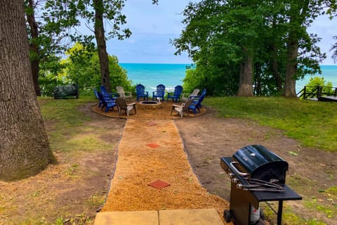 Casual Lake Living House in Chikaming Township